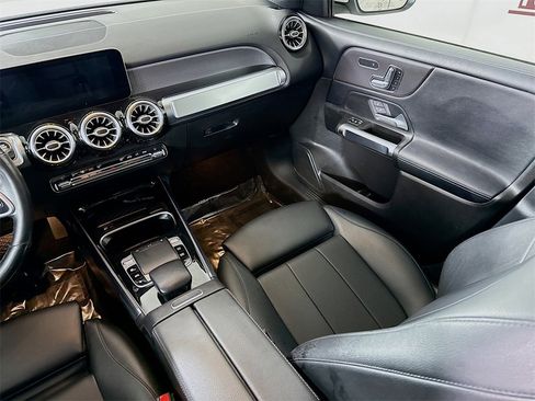 Used 2020 Mercedes-Benz GLB 250 4MATIC w/ Premium Package image 26