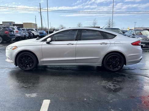 Used 2017 Ford Fusion SE w/ Fusion SE Technology Package image 10