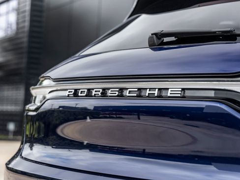 Certified 2025 Porsche Macan image 14