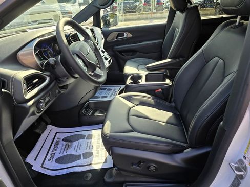 New 2026 Chrysler Pacifica Select image 17