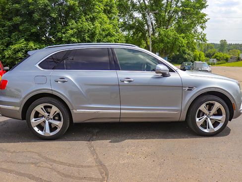 Used 2017 Bentley Bentayga image 2