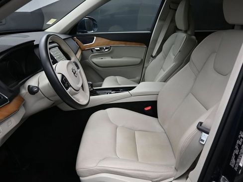 Used 2022 Volvo XC90 T5 Momentum w/ Climate Package AWD/4WD image 12