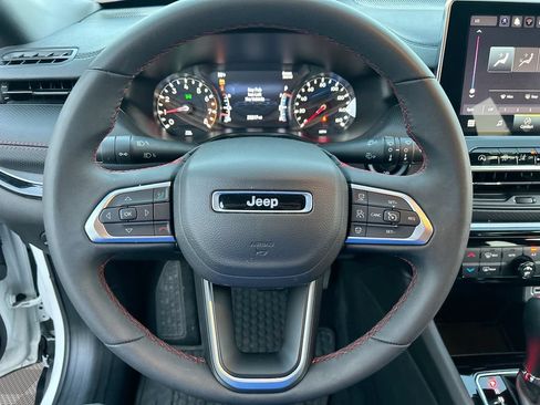 Used 2025 Jeep Compass Trailhawk AWD/4WD image 29