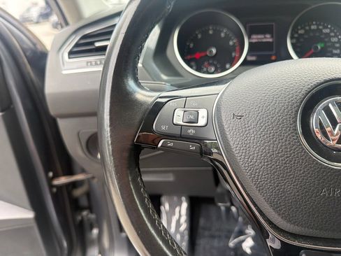 Used 2019 Volkswagen Tiguan SEL R-Line FWD image 16