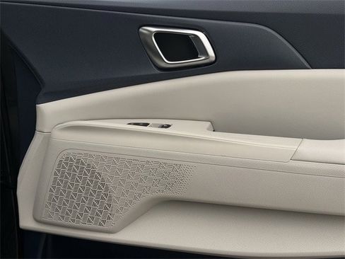 Used 2025 Kia Carnival EX image 30