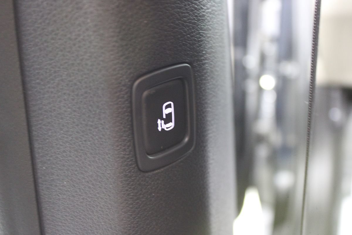 Used 2025 Kia Carnival FWD image 44