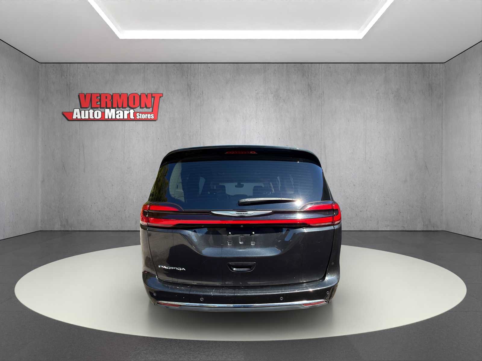 Used 2023 Chrysler Pacifica Touring-L FWD image 7
