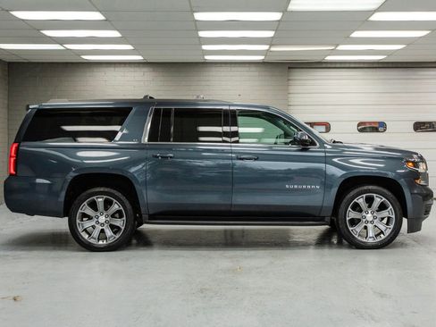 Used 2019 Chevrolet Suburban LT image 3
