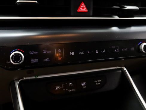 Used 2025 Kia Carnival FWD image 35