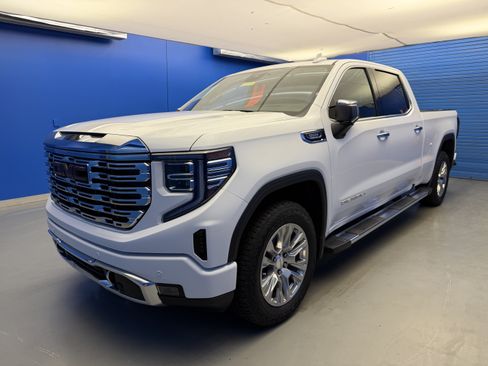 Used 2023 GMC Sierra 1500 Denali w/ Technology Package AWD/4WD image 4
