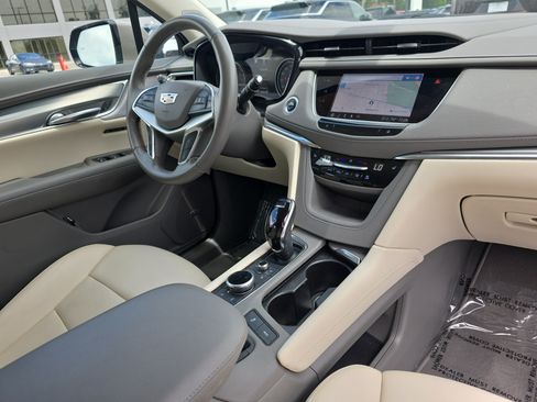 Used 2022 Cadillac XT5 Premium Luxury w/ Technology Package FWD image 16