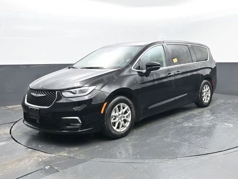 Used 2024 Chrysler Pacifica Touring-L image 2