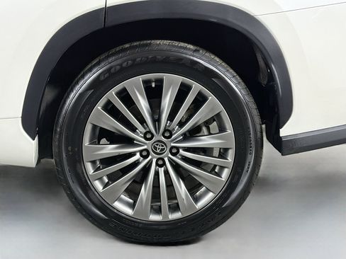 Used 2021 Toyota Highlander Platinum image 32