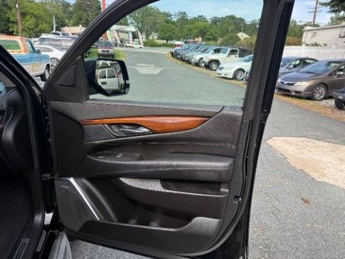 Used 2015 Cadillac Escalade Luxury AWD/4WD image 11