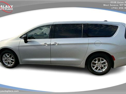 Used 2024 Chrysler Pacifica Touring-L FWD image 8