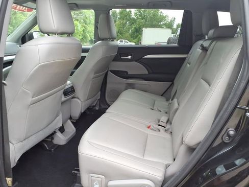 Used 2018 Toyota Highlander XLE FWD image 9