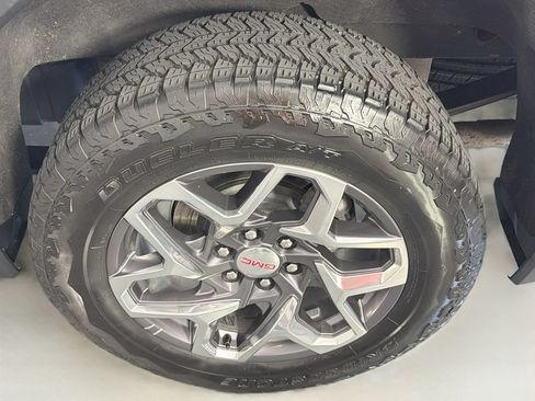 Used 2025 GMC Sierra 1500 SLT w/ SLT Premium Plus Package AWD/4WD image 32