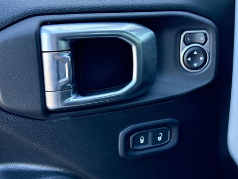 Used 2022 Jeep Gladiator Sport image 11