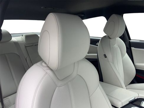 Used 2025 Genesis G70 2.5T image 45