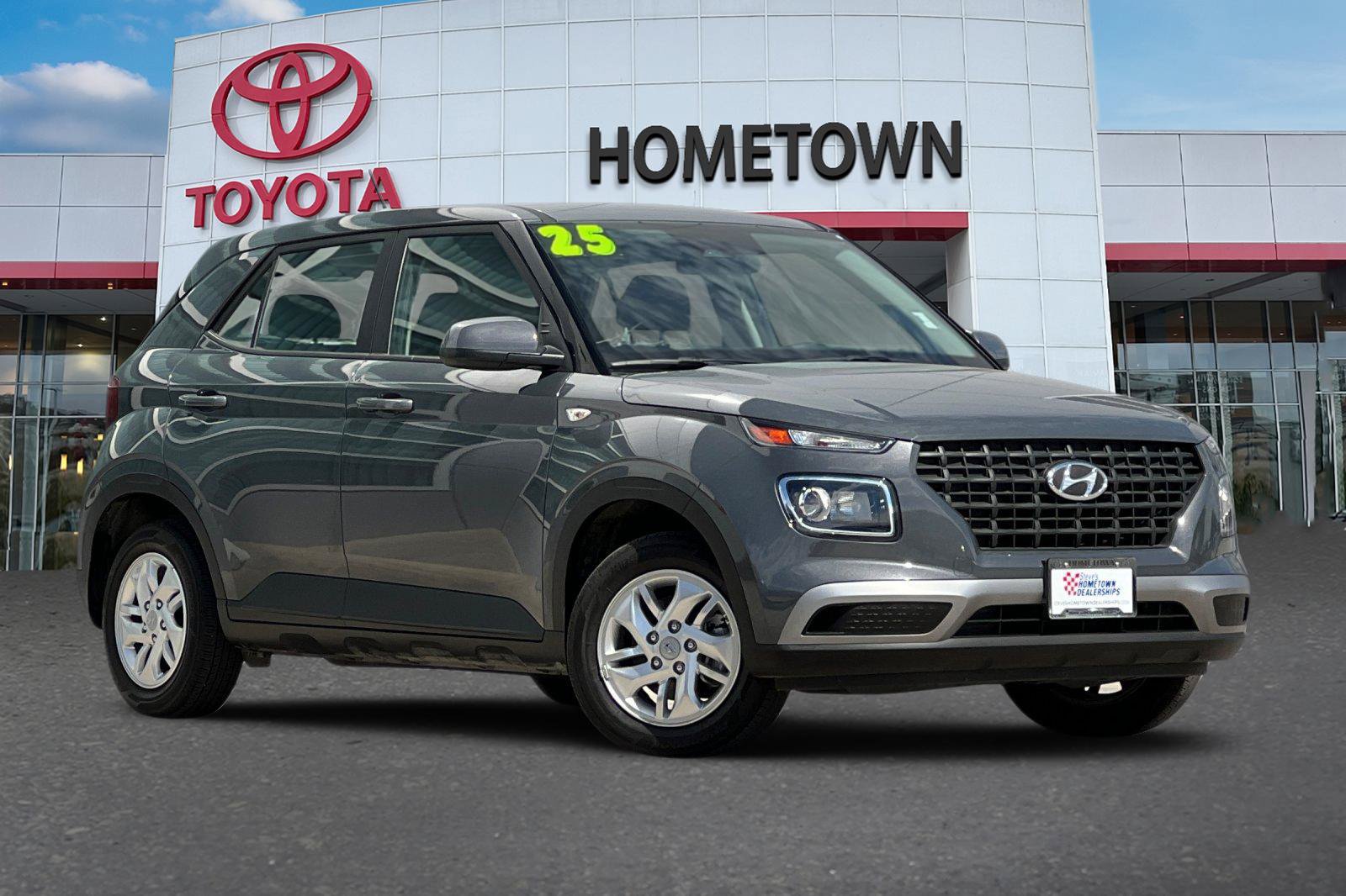 Used 2025 Hyundai Venue SE FWD image 2