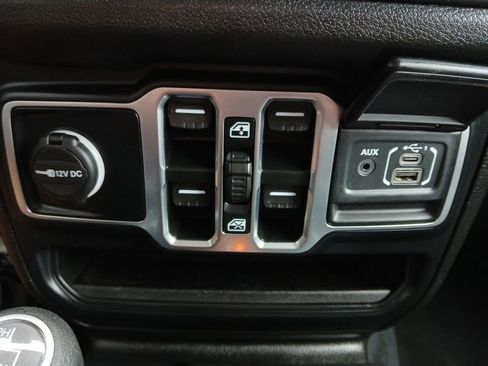 Used 2025 Jeep Gladiator Sport AWD/4WD image 6