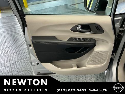 Used 2023 Chrysler Pacifica Touring-L FWD image 38