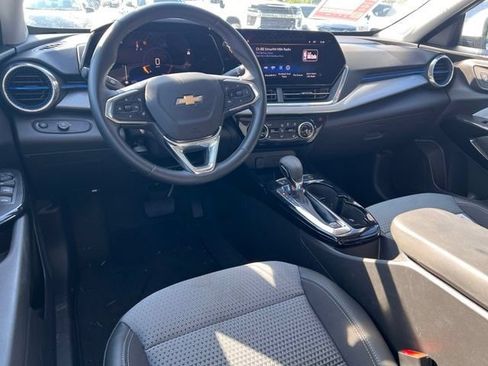 Certified 2025 Chevrolet Trax LT w/ LT Convenience Package FWD image 13