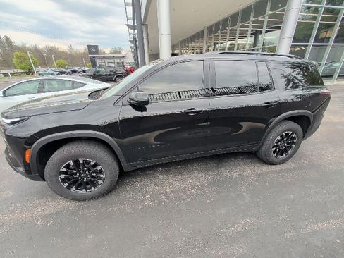 Used 2025 Chevrolet Traverse Z71 w/ Enhanced Driving Package image 2