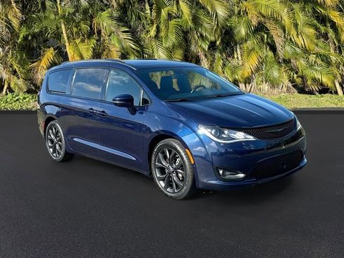 Used 2020 Chrysler Pacifica Limited image 2