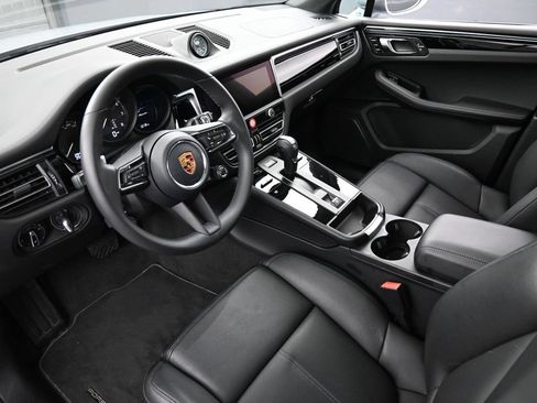 Certified 2026 Porsche Macan AWD/4WD image 4