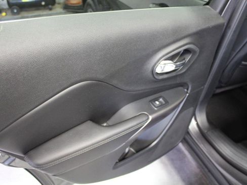 Used 2019 Jeep Cherokee Limited AWD/4WD image 23