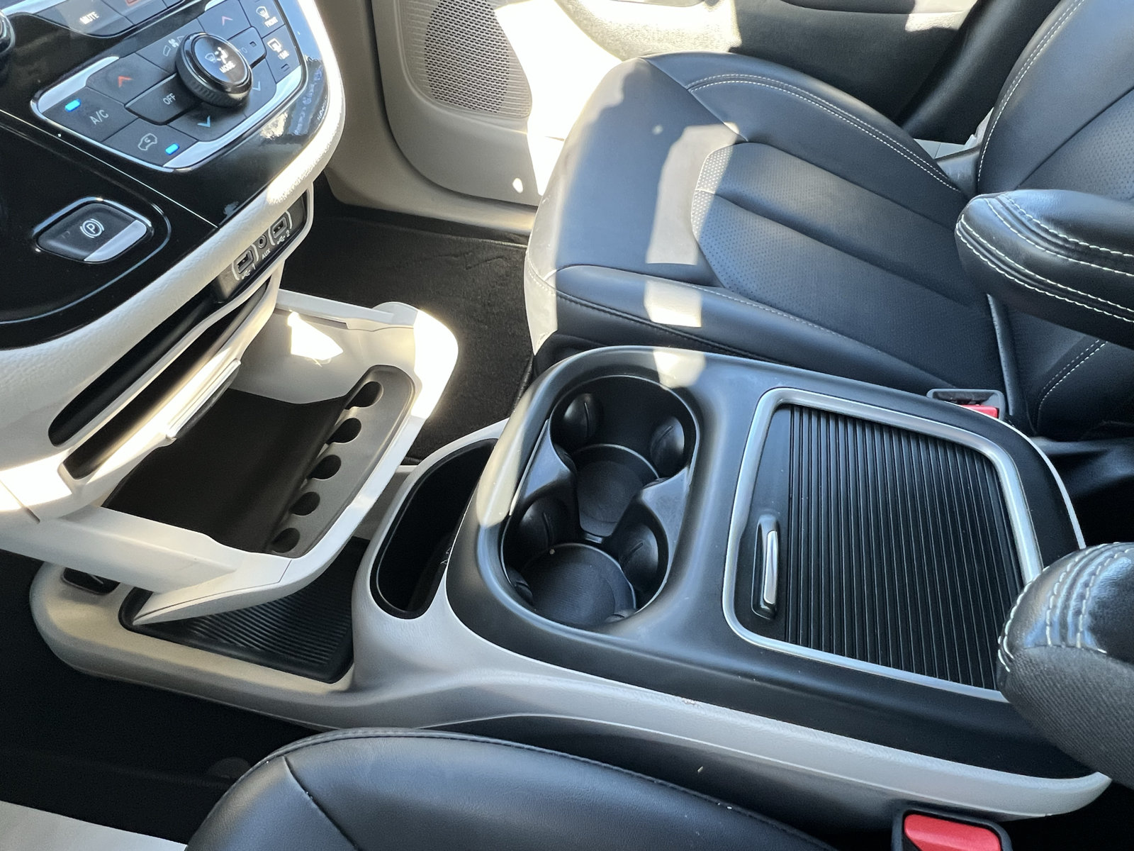 Used 2024 Chrysler Pacifica Limited FWD image 31