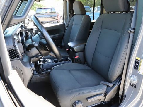 Used 2021 Jeep Gladiator Sport image 15