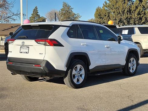 Used 2021 Toyota RAV4 XLE w/ Convenience Package image 11