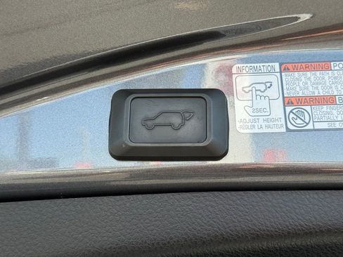 Used 2017 Toyota RAV4 Limited AWD/4WD image 17
