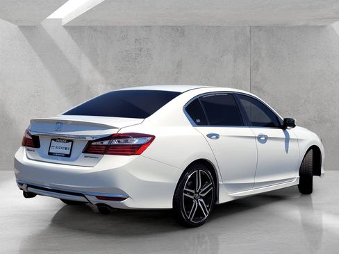 Used 2017 Honda Accord Sport image 4