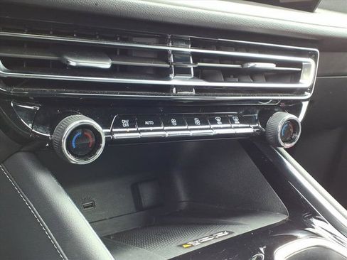 Used 2025 Chevrolet Traverse LT image 14