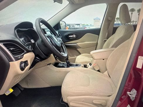 Used 2020 Jeep Cherokee Latitude FWD image 6