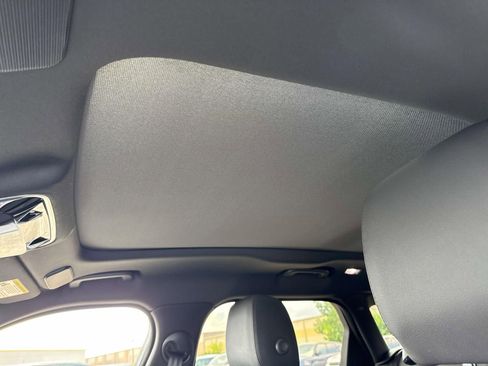 New 2026 Land Rover Range Rover Velar Dynamic SE image 12