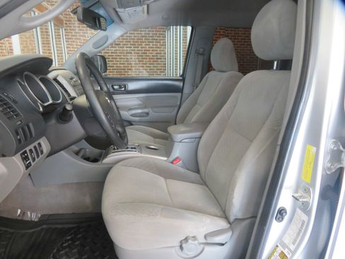 Used 2010 Toyota Tacoma PreRunner image 16