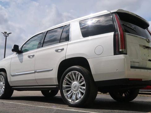 Used 2017 Cadillac Escalade Platinum AWD/4WD image 12