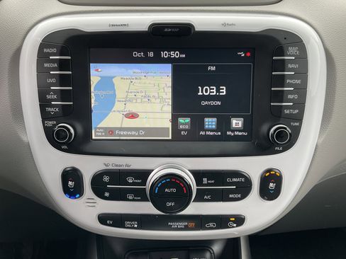 Used 2018 Kia Soul EV + w/ Sun & Fun Package image 17