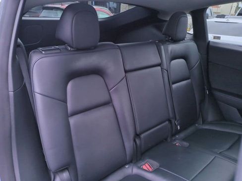 Used 2022 Tesla Model Y Long Range image 34