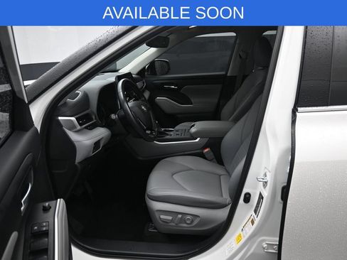 Used 2021 Toyota Highlander XLE AWD/4WD image 9
