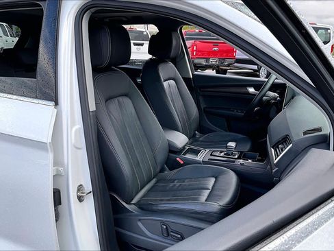 Used 2021 Audi Q5 Premium w/ Convenience Package image 9