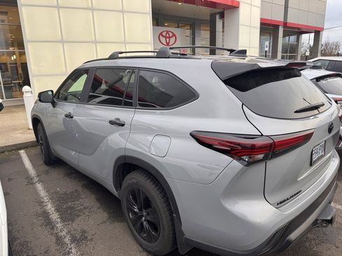Certified 2024 Toyota Highlander XLE image 2