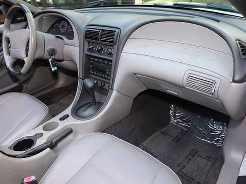 Used 2004 Ford Mustang Convertible image 10