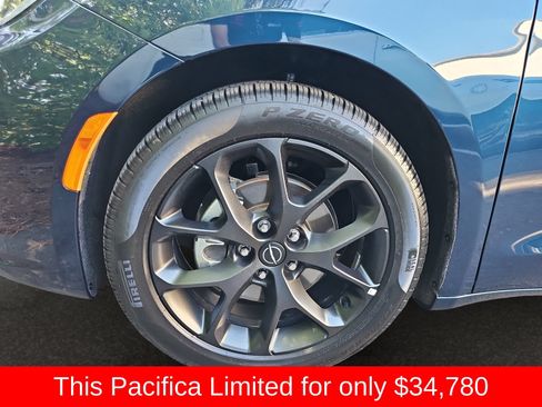 Used 2025 Chrysler Pacifica Limited FWD image 40