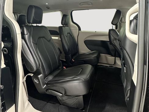 Used 2023 Chrysler Pacifica Touring-L FWD image 23