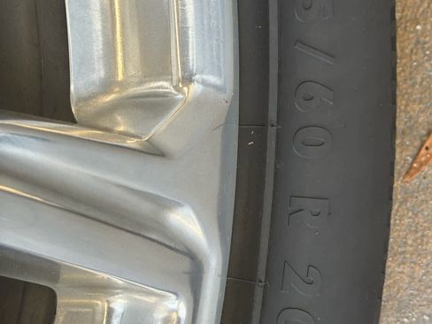 Used 2023 GMC Yukon XL SLT w/ SLT Premium Package image 13